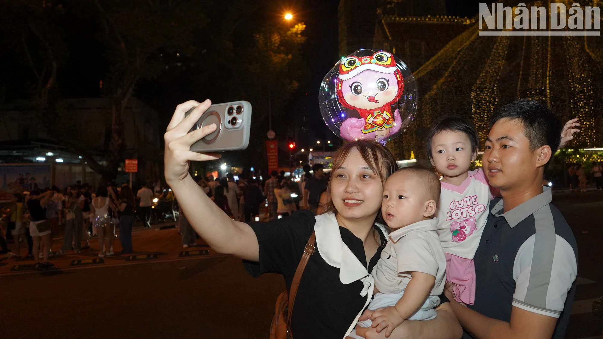 [Photo] Bustling Christmas Eve atmosphere in Ho Chi Minh City photo 10