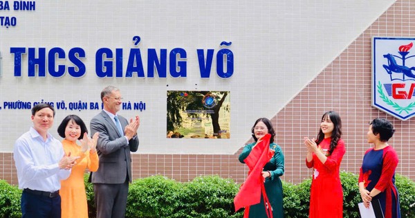 L'école secondaire Giang Vo a affiché un panneau indiquant que l'école dispose d'un programme de langue française conforme aux normes internationales.