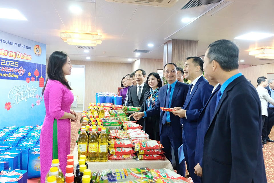 The Health Sector Trade Union organized a booth display and gave free gifts to union members and workers.