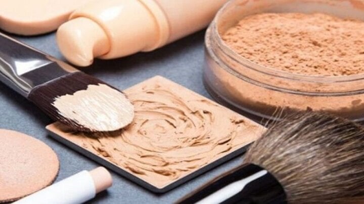 El polvo de talco se utiliza en muchos cosméticos.