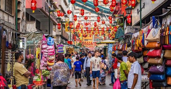 What are the differences between famous Chinatowns in different countries?