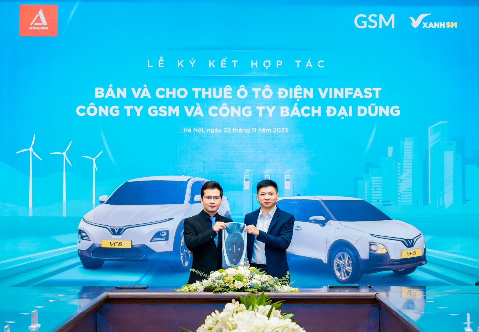 La première entreprise de taxis entièrement électriques de Ha Tinh achète et loue 300 voitures électriques VinFast à GSM