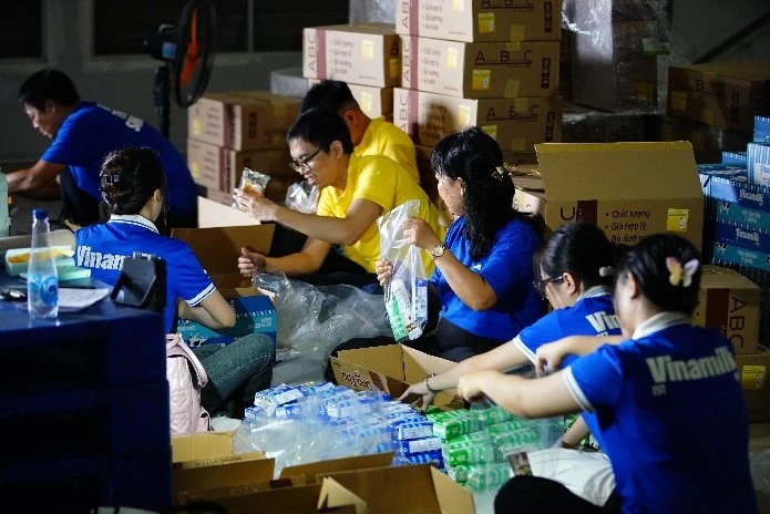 Vinamilk unterstützt Menschen in überschwemmten Gebieten am Stadtrand von Hanoi mit Milch, Wasser und vielen Geschenken. Foto 3