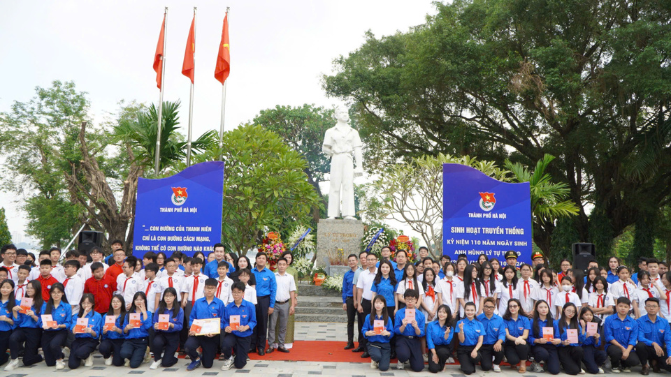 Activités traditionnelles pour célébrer le 110e anniversaire du héros Ly Tu Trong - Photo 1