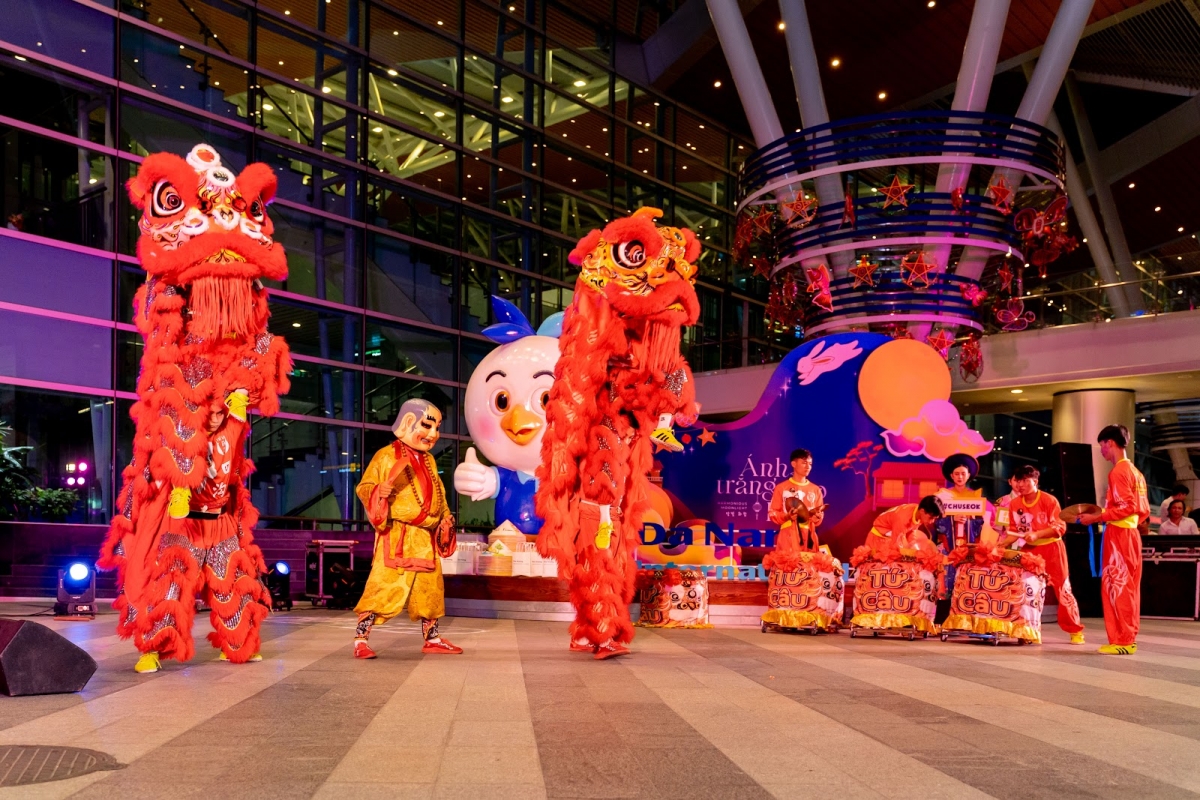 Tourists excitedly celebrate Mid-Autumn Festival at Da Nang International Airport