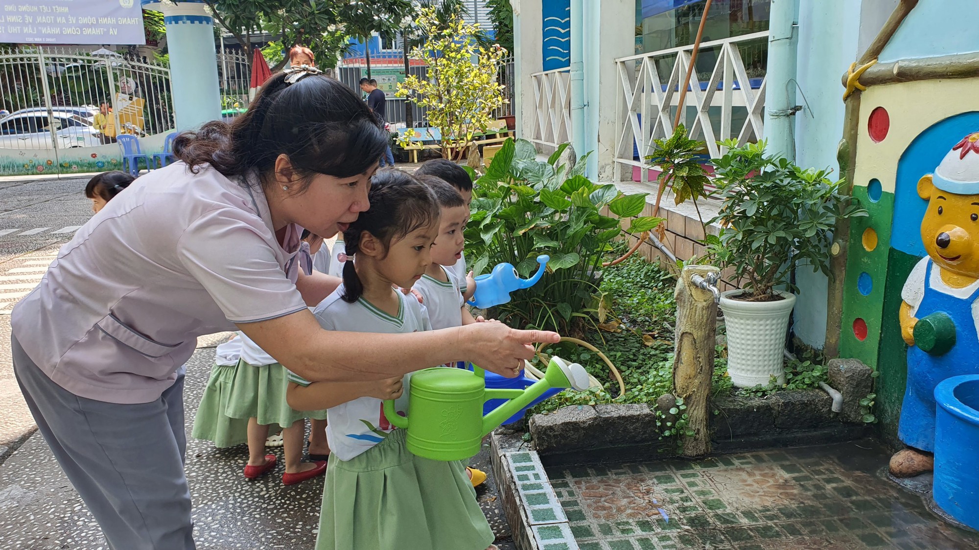 Giáo viên mầm non lớn tuổi quần quật cả ngày: Chăm trẻ, lau dọn, múa hát... - Ảnh 2.