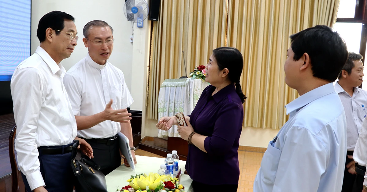 리더들에게 학습과 호 삼촌을 따르는 모범을 보여주는 정신을 장려합니다.