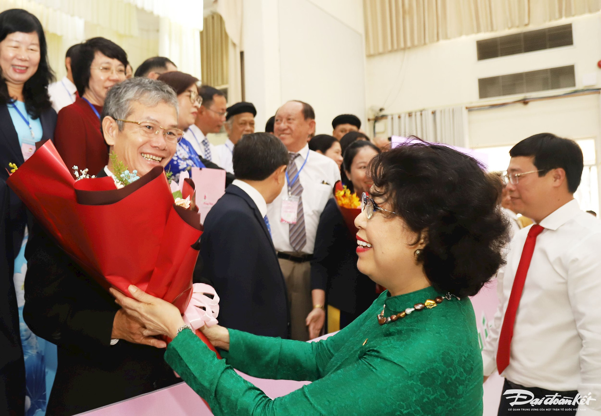 Vice President To Thi Bich Chau presented flowers to congratulate the Standing Committee of the Vietnam Fatherland Front Committee of Dong Thap province for the new term 2024 - 2029.