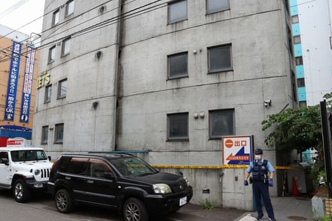 Polizei vor dem Hotel, in dem sich der Mord am 3. Juli in der Stadt Sapporo in der Präfektur Hokkaido ereignete. Foto von : Mainichi