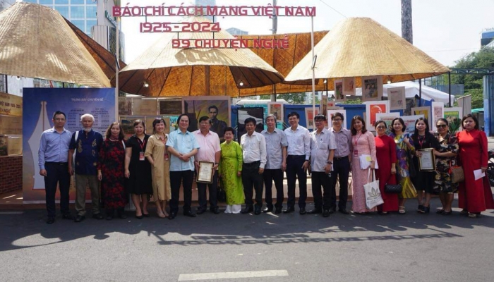 Zeremonie der Schenkung von Artefakten und Präsentation einer thematischen Ausstellung der vietnamesischen Revolutionspresse 1925