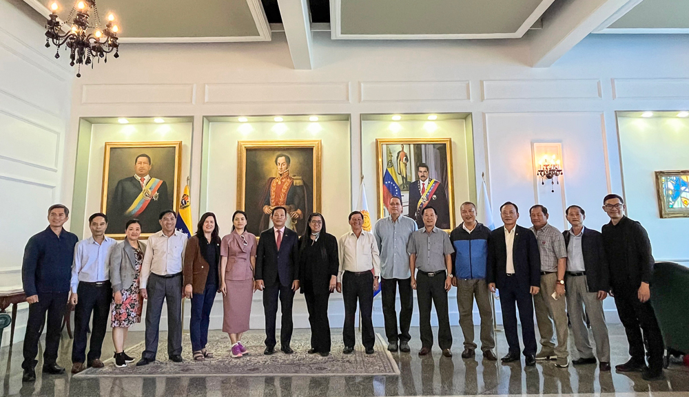- El Vicepresidente del Partido PSUV Encargado de Economía de Producción, Jefe de la Comisión Económica de la Asamblea Nacional de Venezuela y Viceministro de Relaciones Exteriores de Venezuela dio la bienvenida a la delegación.