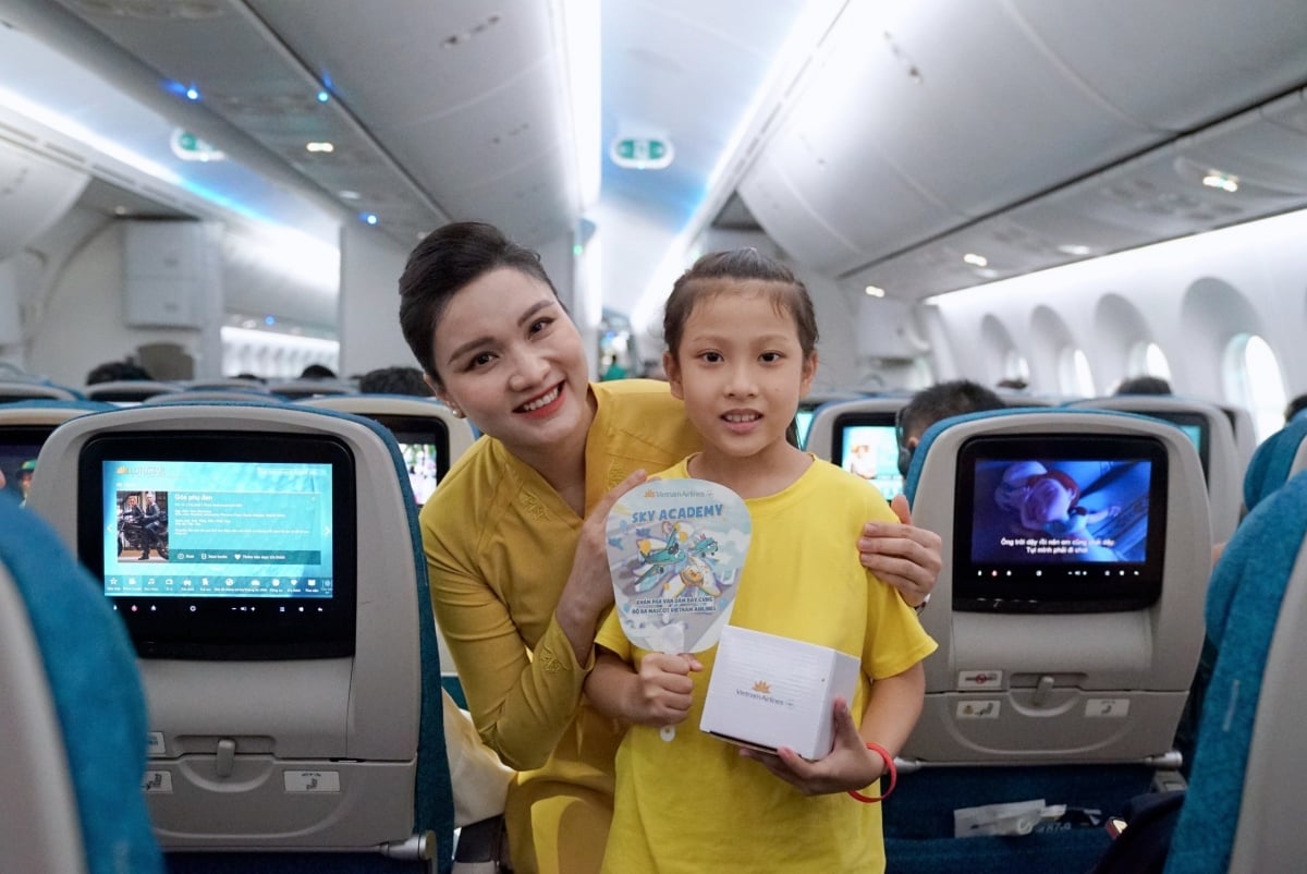 Hành khách nhí thích thú với quà 1/6 độc đáo của Vietnam Airlines