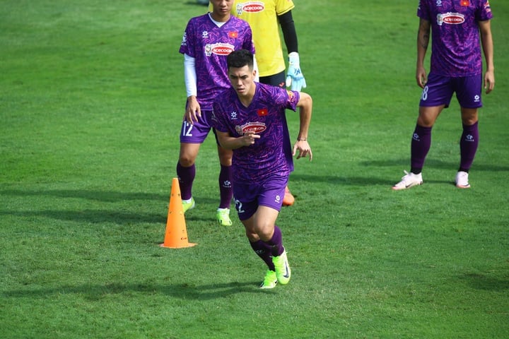 Striker Nguyen Tien Linh in the morning training session of November 22 of the Vietnam team.