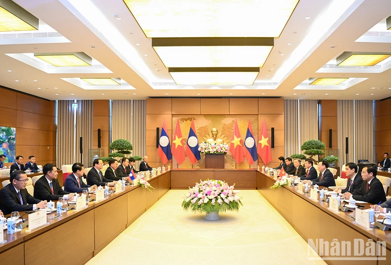 [Photo] Le président de l'Assemblée nationale Vuong Dinh Hue rencontre le Premier ministre laotien Sonexay Siphandone photo 10