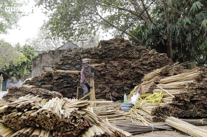 After being selected, the wood will be split, stripped and whittled by hand. However, in today's technologically advanced era, many households have invested in machinery to increase productivity.