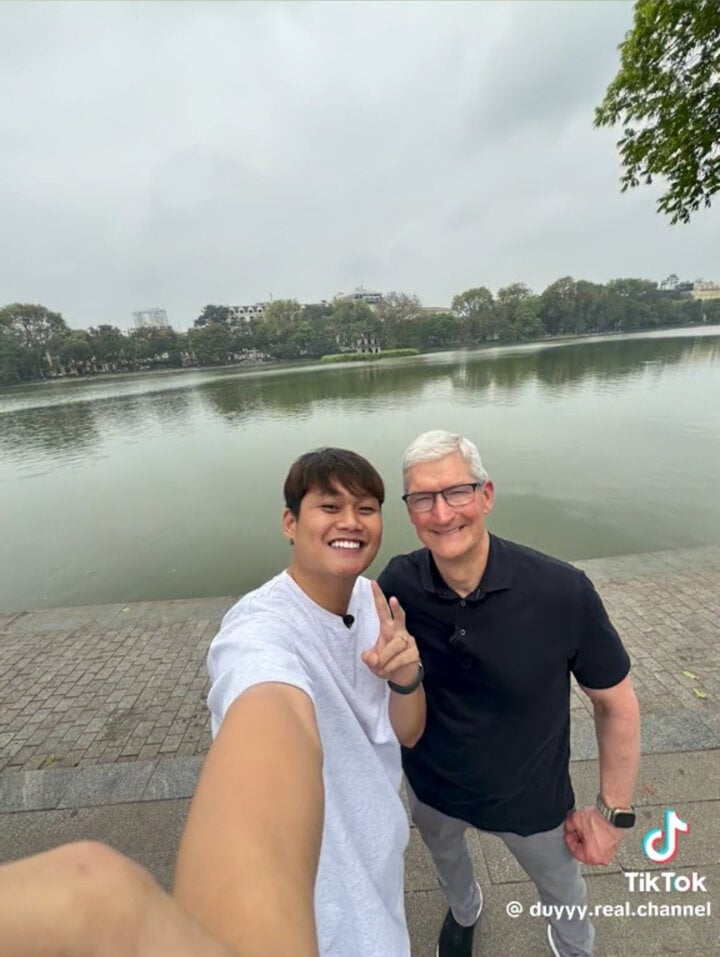 Bức hình selfie "view triệu đô" của CEO Tim Cook và Duy Thẩm. (Ảnh: Duy Thẩm)