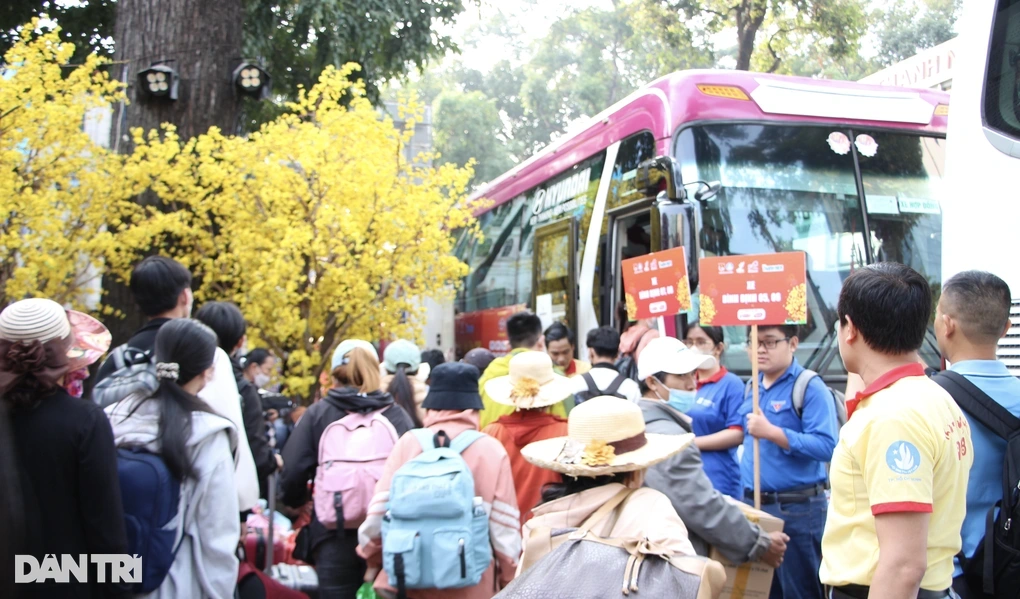 Choáng với giá vé tàu xe Tết, nam sinh tính chạy xe máy gần 1.400km về quê - 4