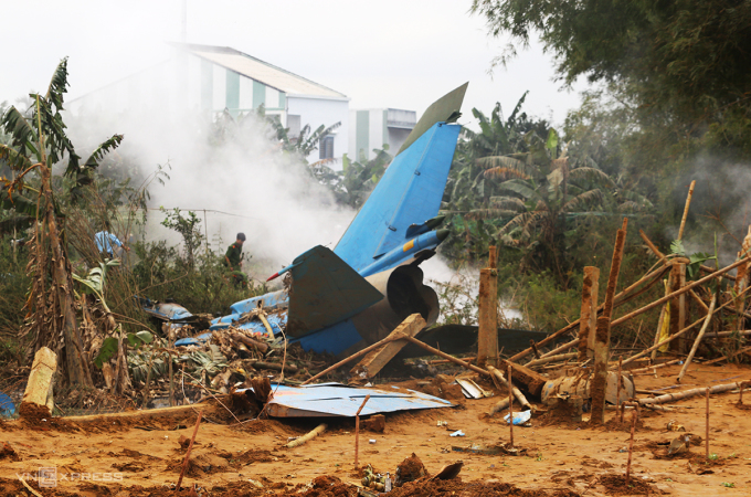 The plane's tail fell into an empty lot between two rows of houses. Photo: Dac Thanh