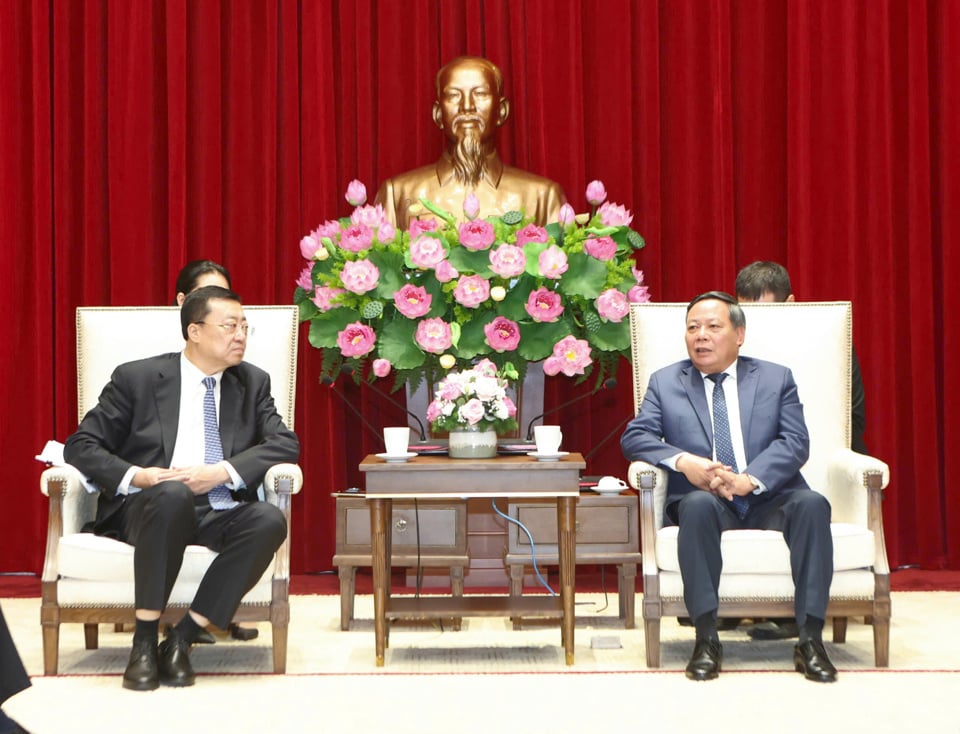 Standing Deputy Secretary of the Hanoi Party Committee Nguyen Van Phong received a delegation from the Xinjiang Uyghur Autonomous Region (China) led by Deputy Secretary of the Party Committee of the Xinjiang Uyghur Autonomous Region and Secretary of the Urumqi Municipal Party Committee Zhang Zhu.