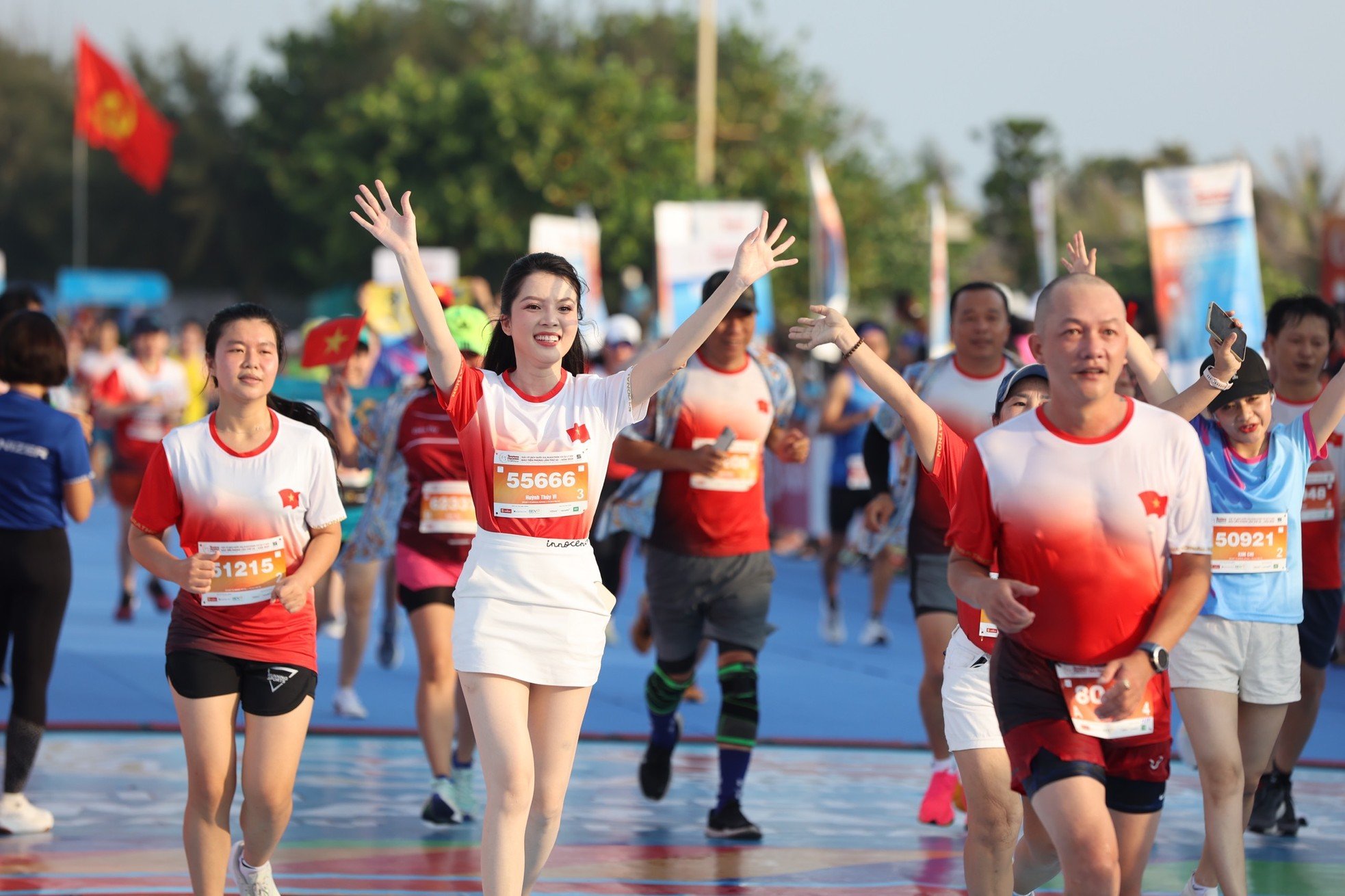 준우승자 Phuong Anh과 그녀의 남편은 10km를 달렸고, Thuy Vi 씨는 Tien Phong Marathon 2024에서 쉽게 완주했습니다. 사진 11