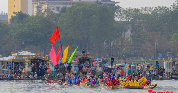 La 3e course de bateaux traditionnels de la ville de Hué aura lieu le 23 mars