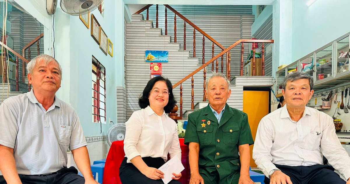 Führer der Provinz Binh Duong besuchen Soldaten in Dien Bien