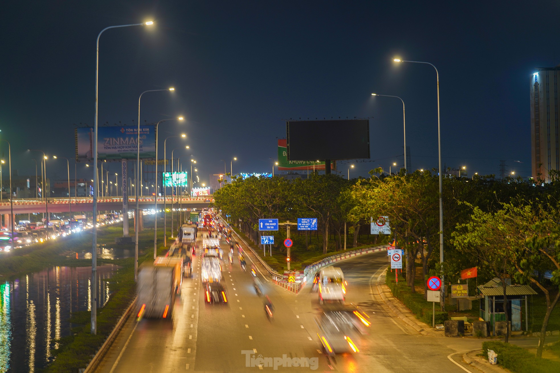 ច្រកទ្វារខាងលិចនៃទីក្រុងហូជីមិញ មានមនុស្សច្រើនកុះករមុនថ្ងៃឈប់សម្រាកថ្ងៃទី 30 ខែមេសា រូបថត 18