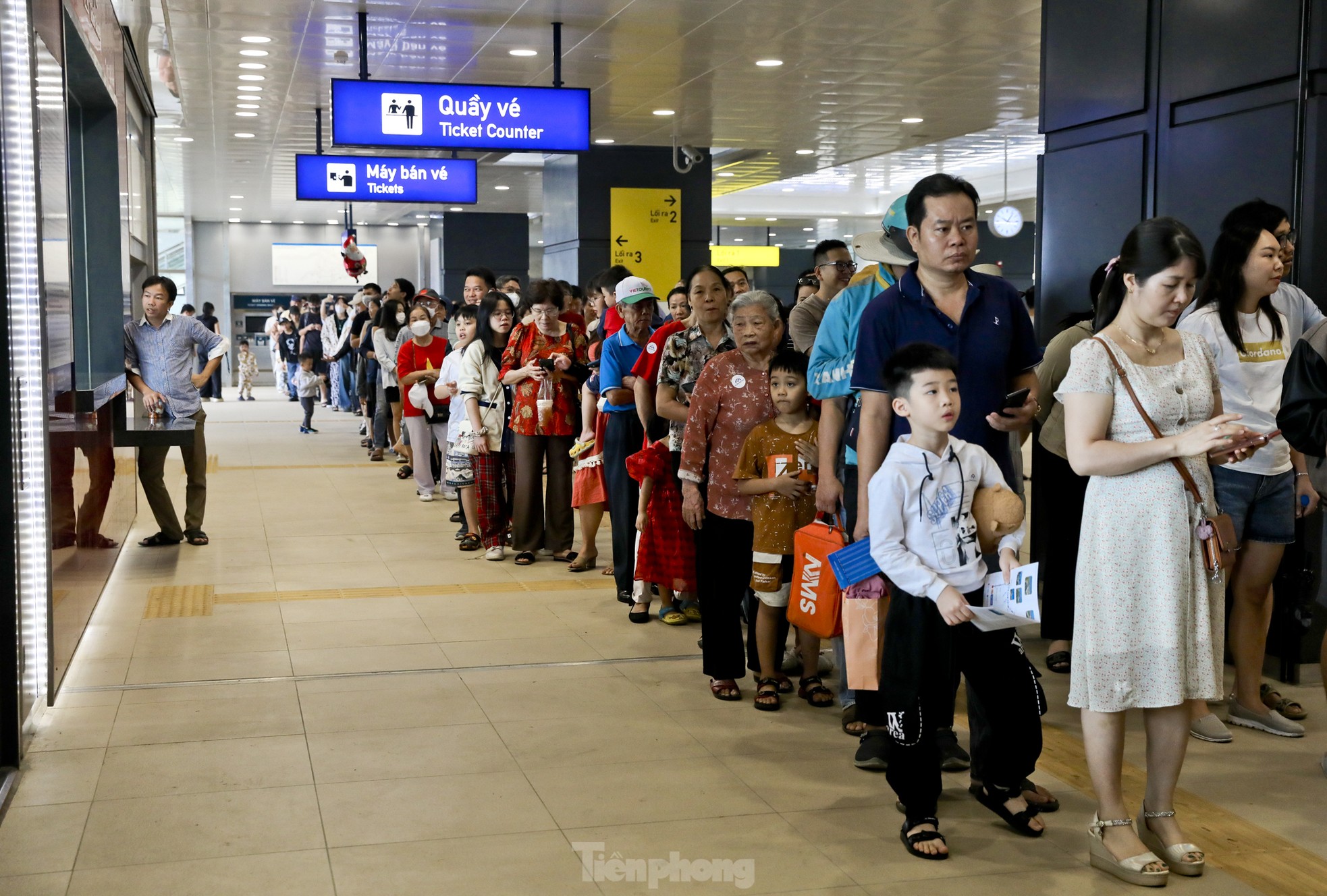 Metro số 1 quá tải ngày đầu, nhiều người không lên được tàu phải bỏ về ảnh 12