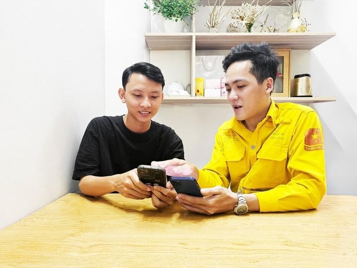 Nhân viên hướng dẫn khách hàng sử dụng ứng dụng.