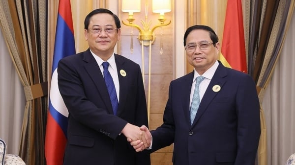 El Primer Ministro Pham Minh Chinh se reunió con el Primer Ministro de Laos, Sonexay Siphandone, con motivo de su asistencia a la Cumbre ASEAN-CCG.