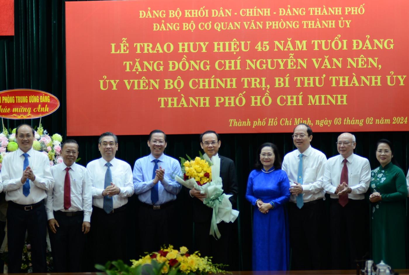 Le Comité permanent du Parti de Hô-Chi-Minh-Ville a félicité M. Nguyen Van Nen. Photo : Minh Quan