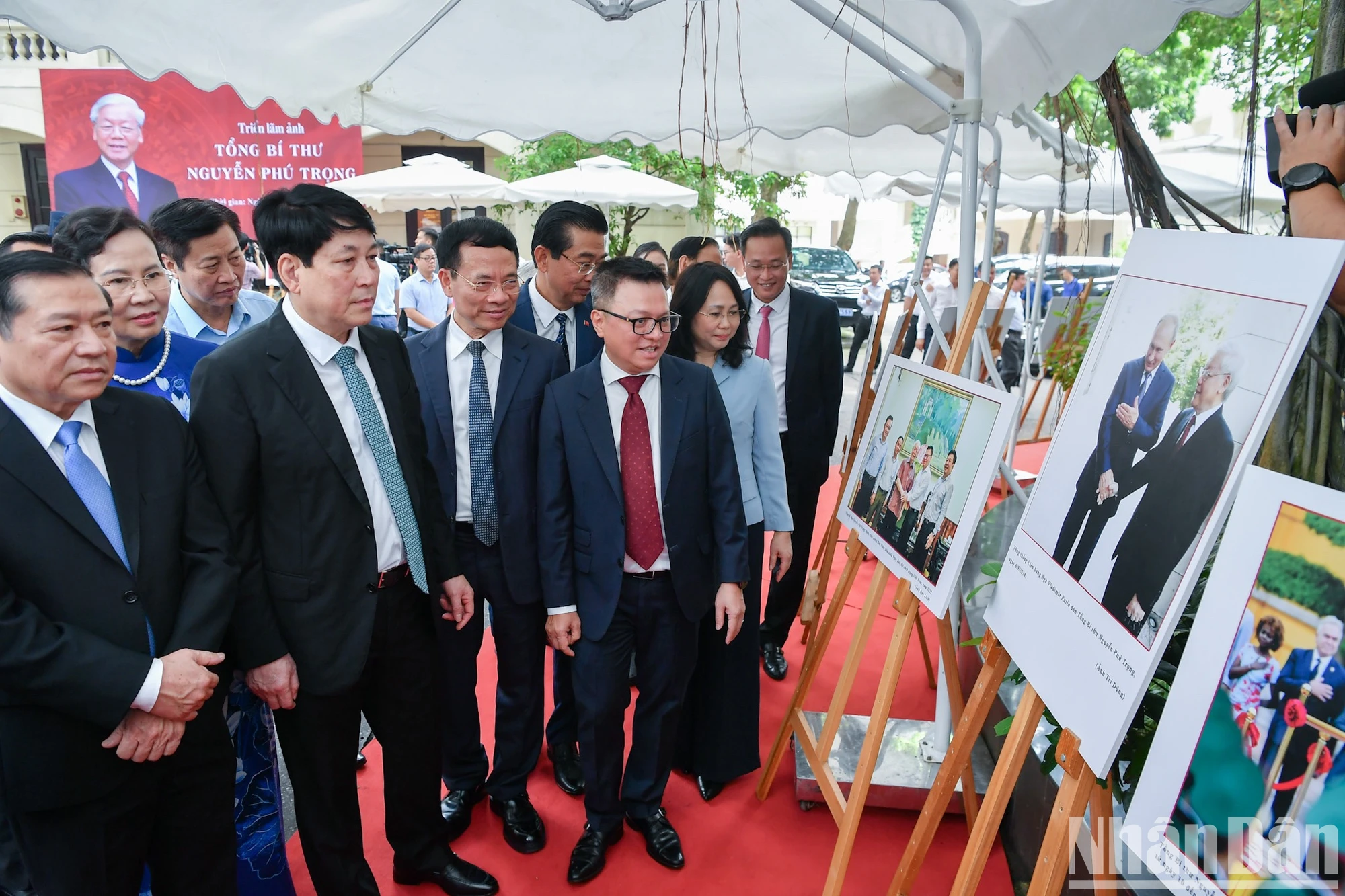 [Foto] El miembro permanente de la Secretaría, Luong Cuong, asiste a la ceremonia de apertura de la página de información especial y la exposición fotográfica sobre el Secretario General Nguyen Phu Trong. Foto 7