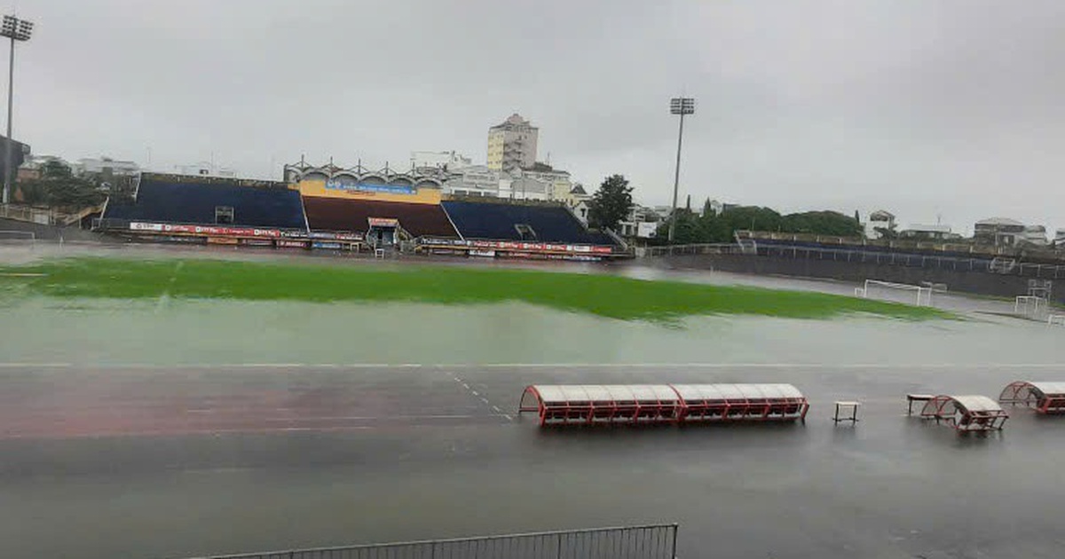 Das Tu Do-Stadion ist wie ein ... Schwimmbad. Zum Glück ist die erste Liga wegen der vietnamesischen Mannschaft in der Pause