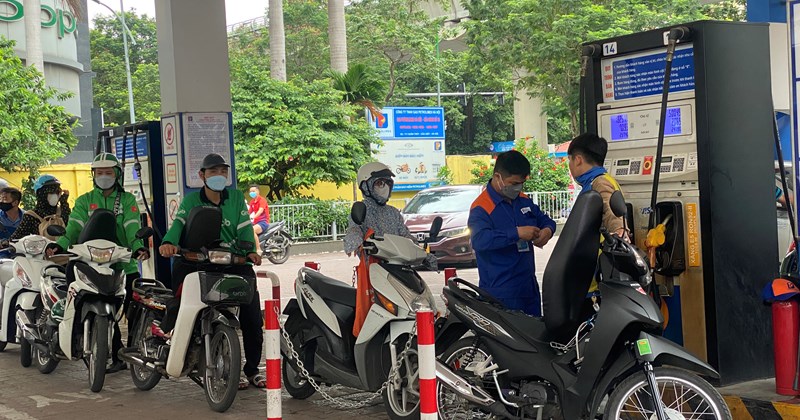 Los precios de la gasolina son altísimos, los conductores tecnológicos renuncian a sus trabajos y reservar un coche es más difícil que "ir al cielo"