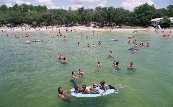 Today, Kingsley Lake has become a popular tourist destination. (Photo: Dailymail)