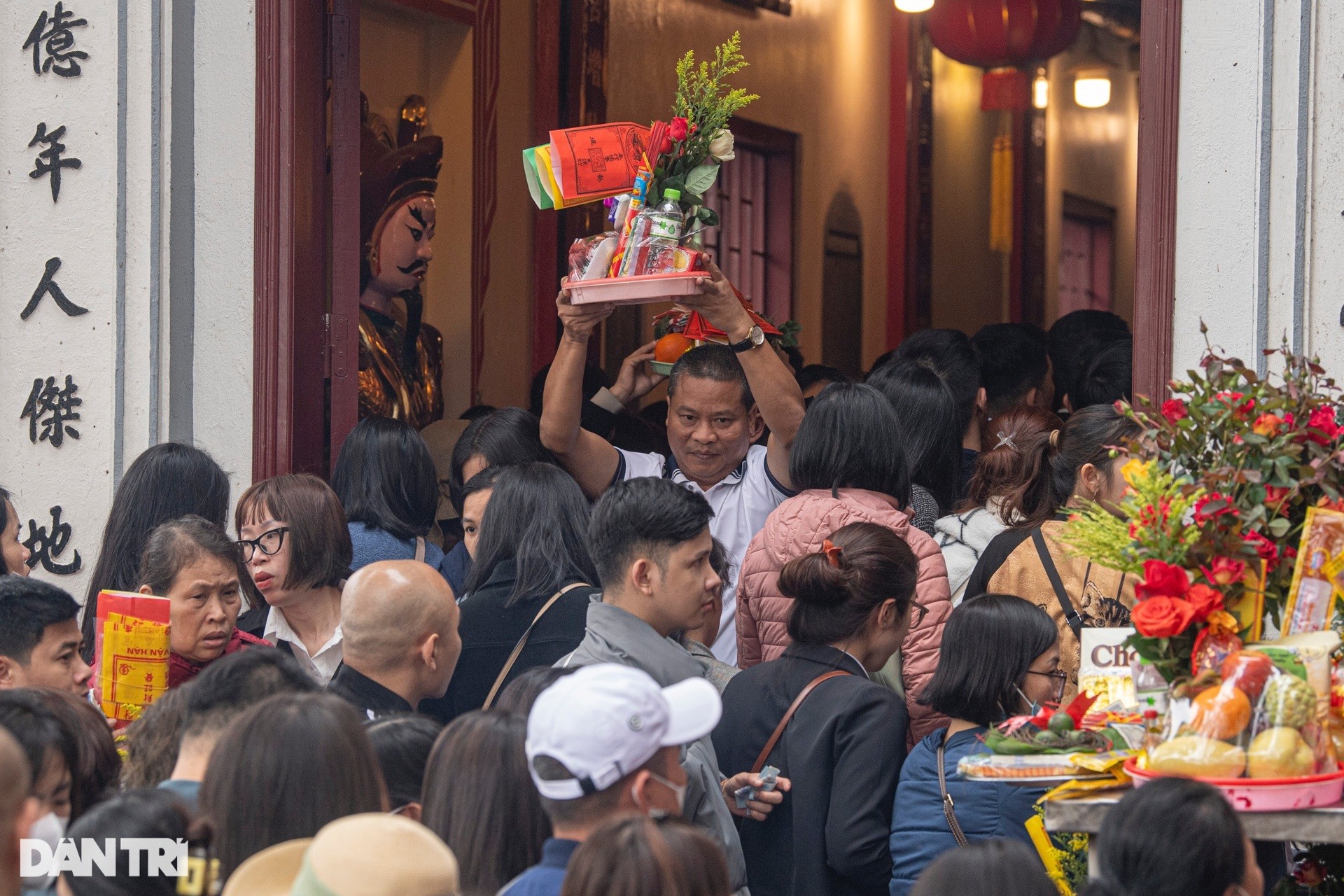 On the first day of work, Tay Ho Palace was packed with people offering prayers, tourists jostled to find a way out photo 9