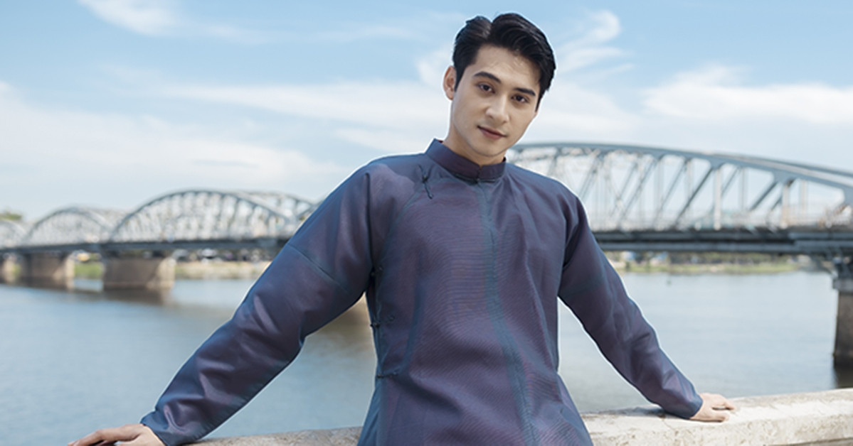 Der Zweitplatzierte von Mr. World 2024, Tuan Ngoc, trägt Ao Dai, um die Schönheit seines Heimatlandes hervorzuheben