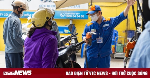 El precio de la gasolina RON95 aumentó en más de 400 VND, superando los 21.000 VND/litro.