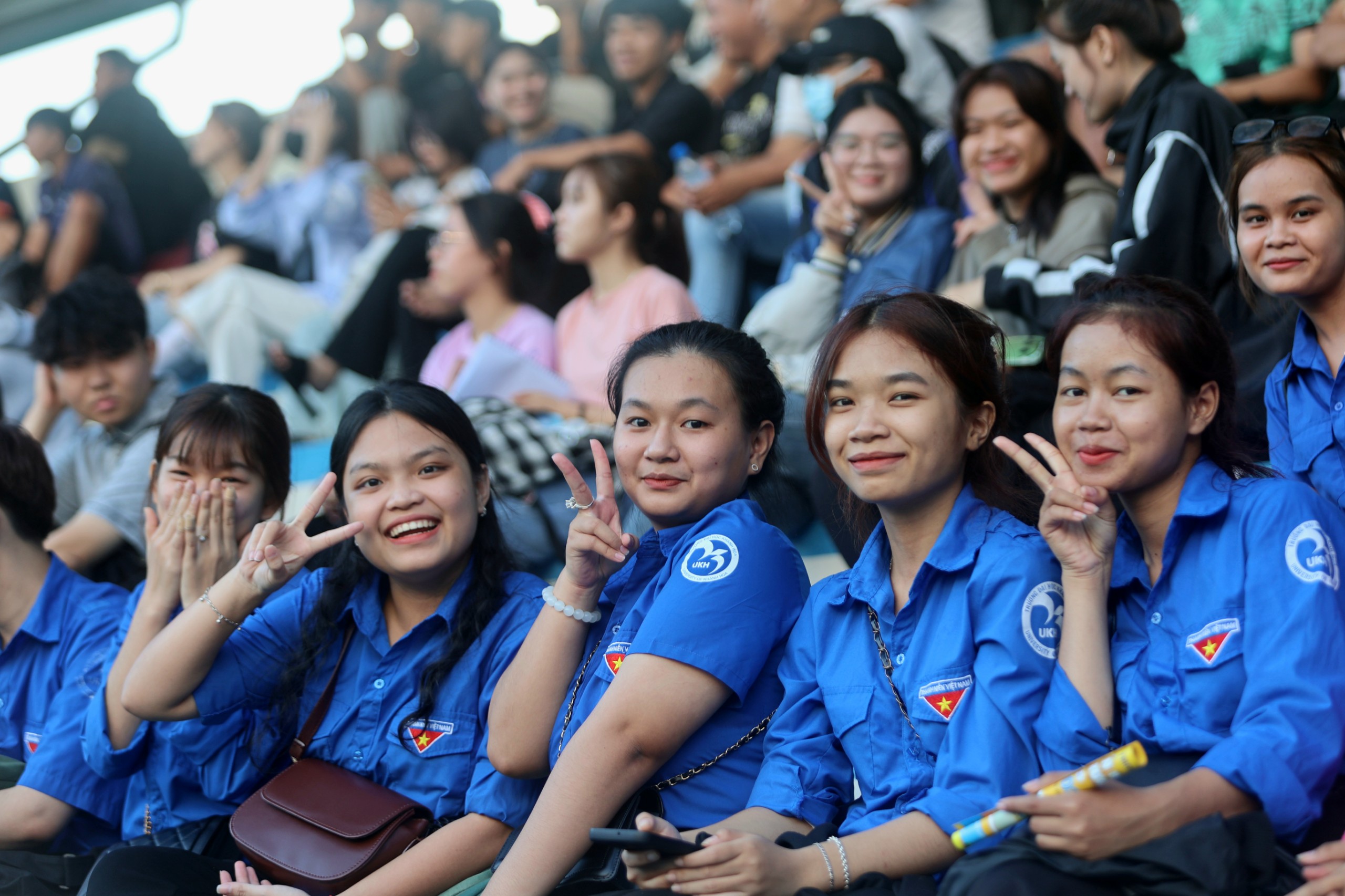 Sân ĐH Nha Trang ken cứng cổ động viên, điều tuyệt vời chưa từng có tiền lệ- Ảnh 1.