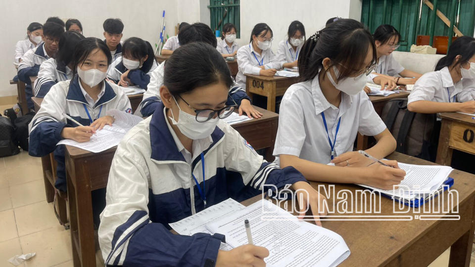 Students of Giao Thuy High School (Giao Thuy) in the last days of review for the Exam.