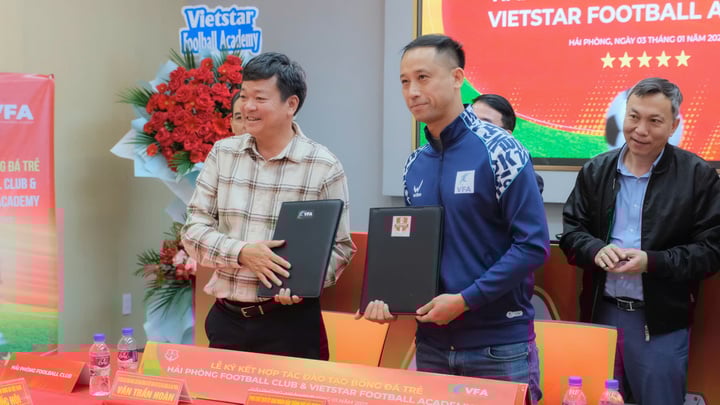 Former player Vu Nhu Thanh cooperates with manager Van Tran Hoan of Hai Phong Club.