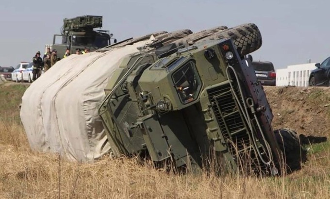 Binh sĩ Nga nghi say rượu làm lật tổ hợp rồng lửa S-400 trên đường - 1