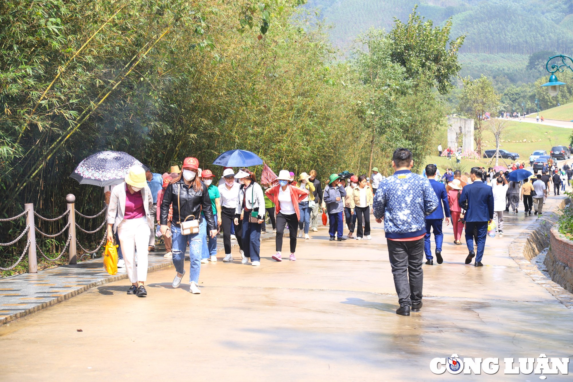 Touristen erobern die Thuong-Pagode in Tay Yen Tu, Bild 5