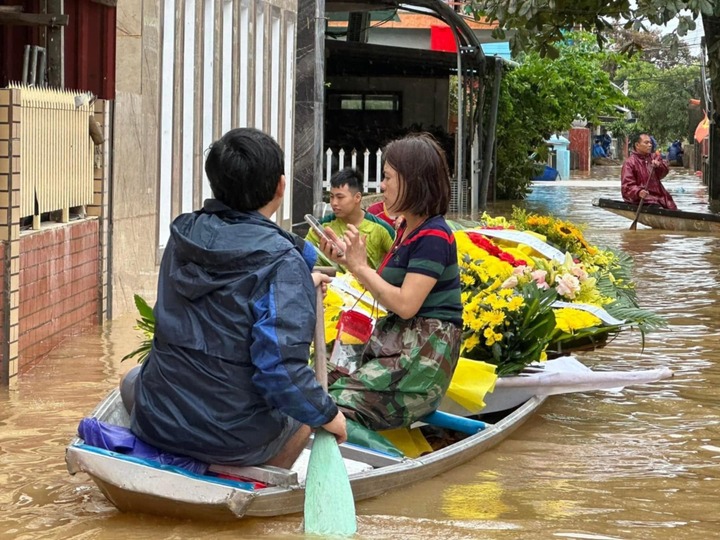 ទឹកជំនន់បានលិចផ្លូវទាំងអស់ ហើយគ្រួសារនៃអ្នកស្លាប់ដោយសារទឹកជំនន់ត្រូវចែវទូកដើម្បីយកសាកសពទៅបញ្ចុះ។