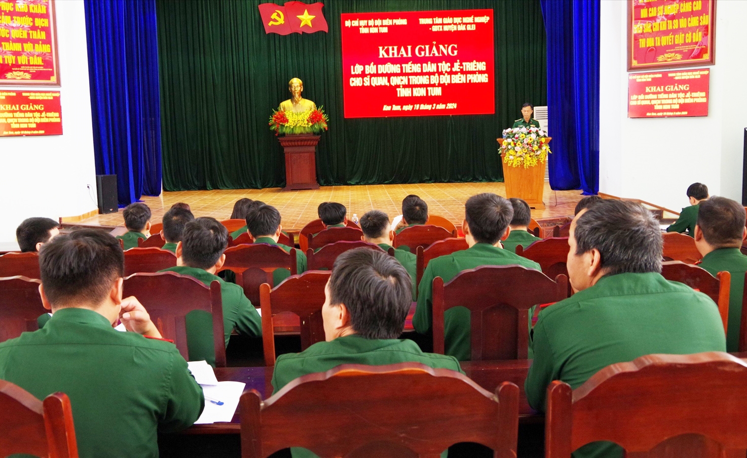 Quảng cảnh buổi Khai giảng lớp bồi dưỡng tiếng dân tộc Gié Triêng
