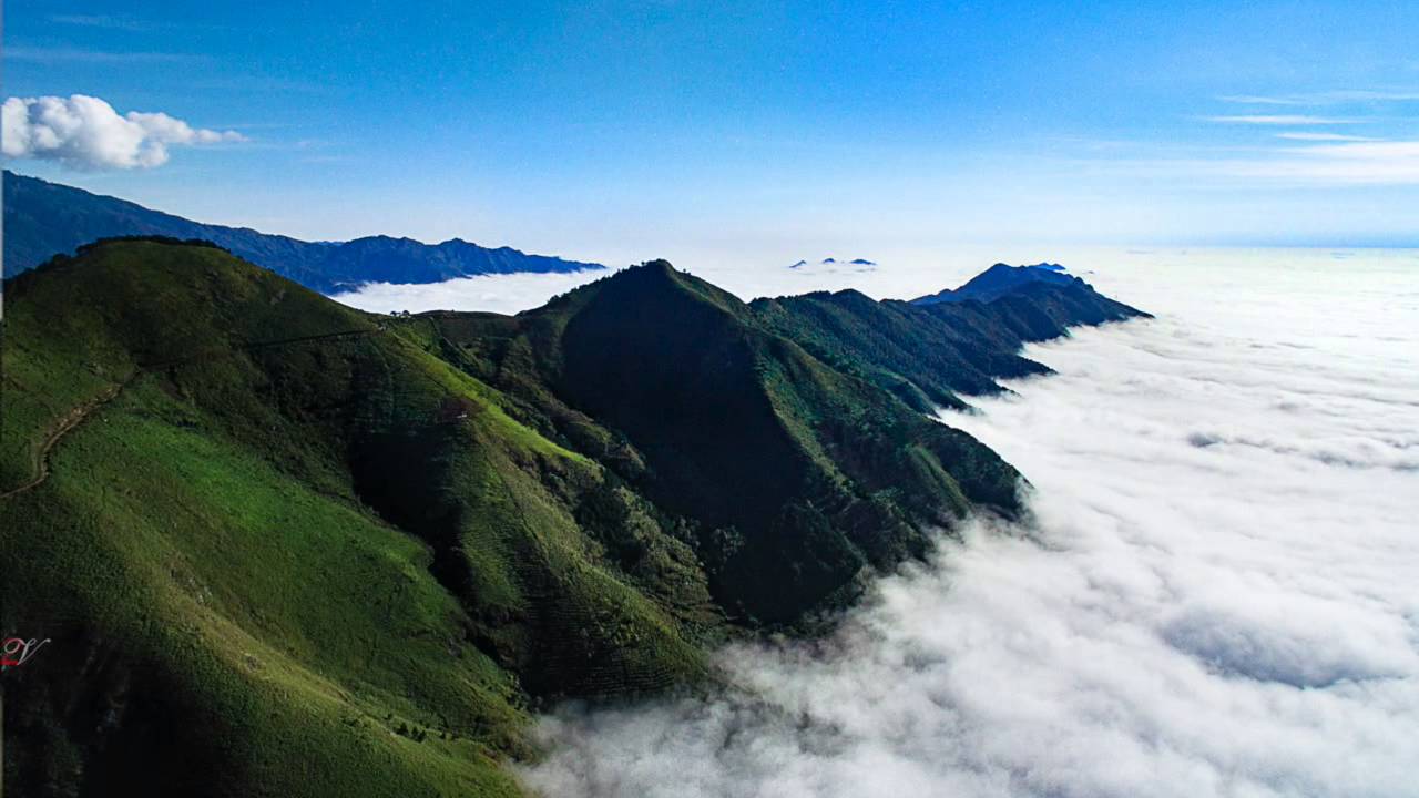 Tà Xùa là một xã vùng cao thuộc huyện Bắc Yên, tỉnh Sơn La. Từ khi con đường nối 2 huyện Trạm Tấu và Bắc Yên được khai thông, ngày càng nhiều người tìm đến nơi đây để săn mây. Nhờ đó, Tà Xua dần trở thành điểm du lịch “hot” được các tín đồ mê xê dịch yêu thích.