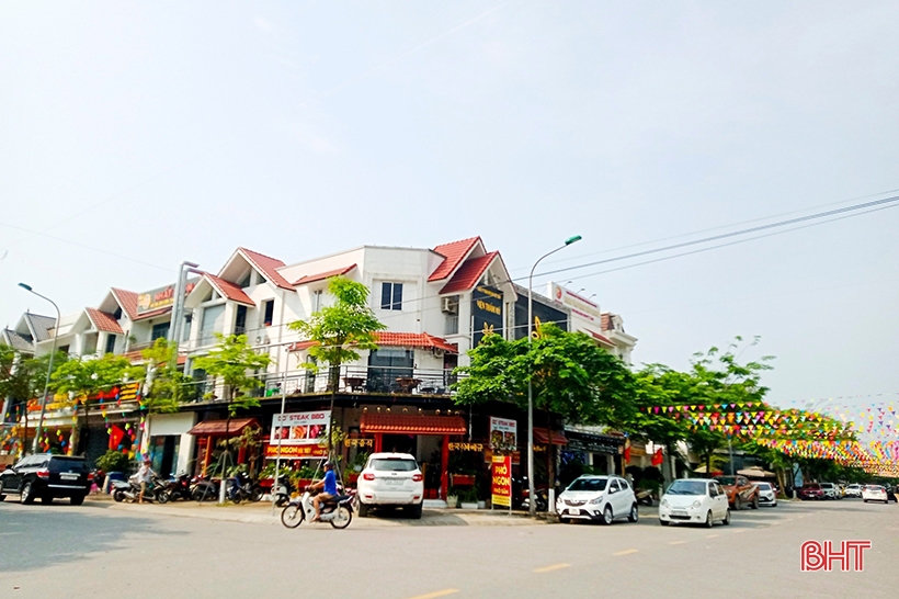 Many specialties are available at the first culinary street in Ha Tinh.