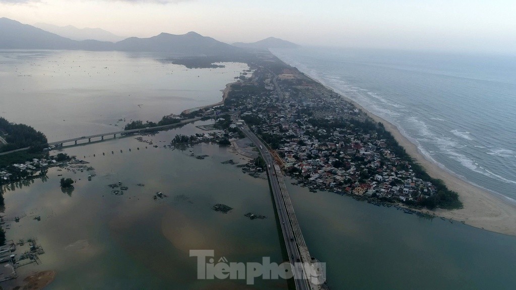 'Tuyệt tình cốc' huyền ảo trên vịnh Lăng Cô ảnh 1