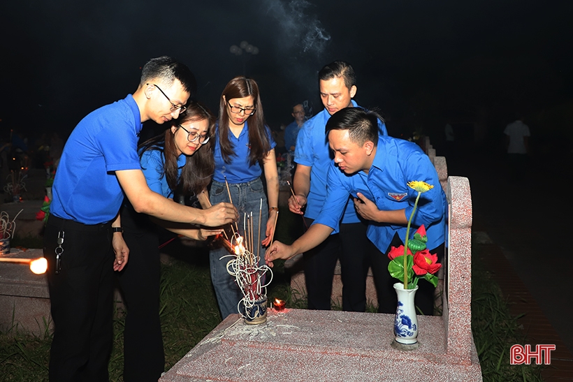 Les jeunes de Ha Tinh allument des bougies pour rendre hommage aux martyrs héroïques