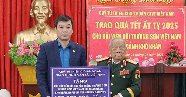 Donating 300 million to former youth volunteers and soldiers of Truong Son on the occasion of Tet